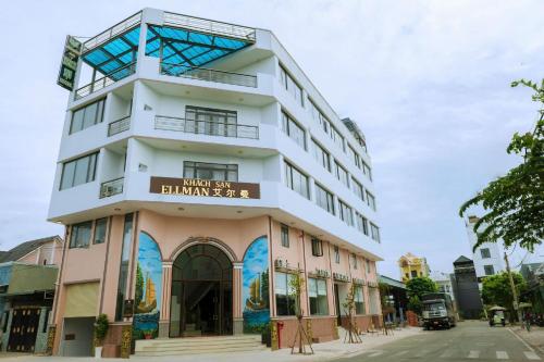 トゥアン・アンにあるEllman Hotel - 艾尔曼酒店の看板のある白い建物