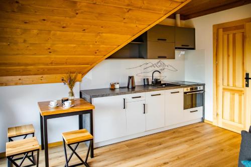 Dapur atau dapur kecil di Domek Kordoń SPA Jacuzzi & Sauna
