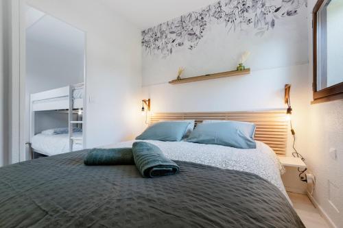 - une chambre dotée d'un lit avec un oreiller vert dans l'établissement Maisonnette conviviale Piscine Activités pour Tous, à Guérande