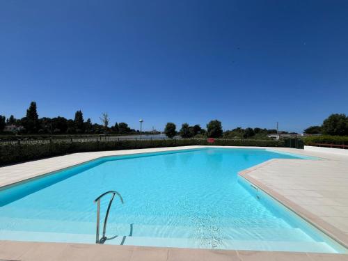 une grande piscine avec de l'eau bleue dans l'établissement Maisonnette conviviale Piscine Activités pour Tous, à Guérande