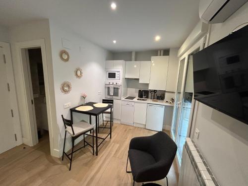 a kitchen with a table and chairs in a room at Apartamentos Dream in Salamanca