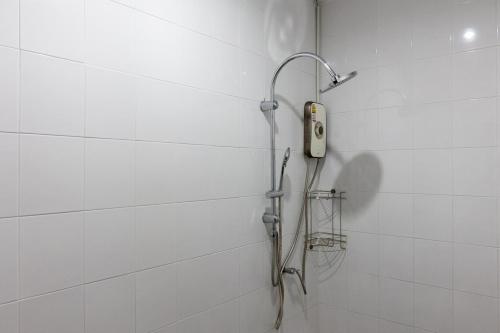 e bagno con doccia e soffione. di Peaceful House in Rawai, Phuket a Phuket