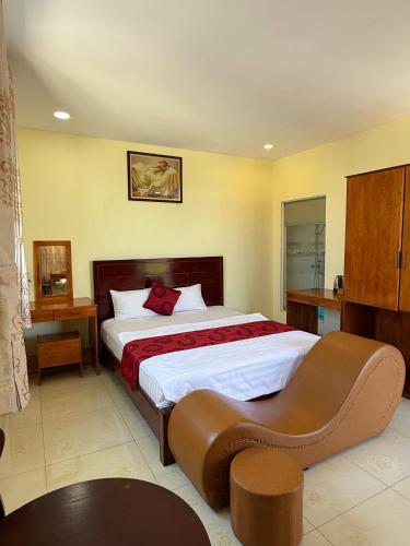 a bedroom with a large bed in a room at Ngũ Long Hai Hotel in Vĩnh Long