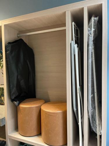 two ottomans and two stools in a closet at Refúgio carioca com piscina in Rio de Janeiro