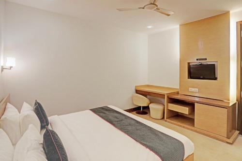 a hotel room with a bed and a tv at Townhouse RELAX SUITS A BOUTIQUE HOTEL VASUNDHARA in Ghaziabad