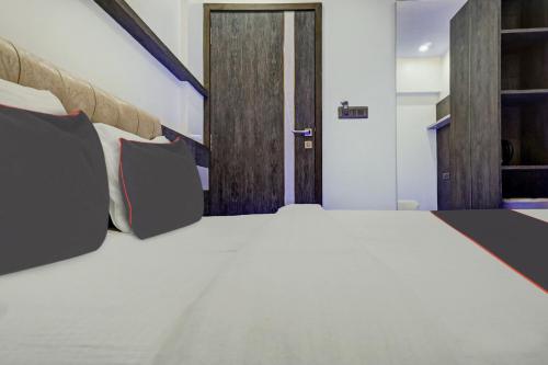 Ένα ή περισσότερα κρεβάτια σε δωμάτιο στο Super Townhouse Poona Royal