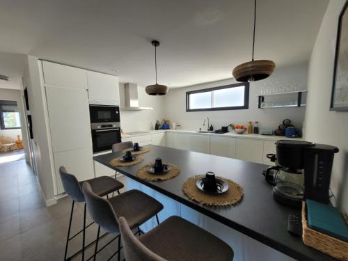 Η κουζίνα ή μικρή κουζίνα στο Luxury penthhouse sea views Blue Suite 3401