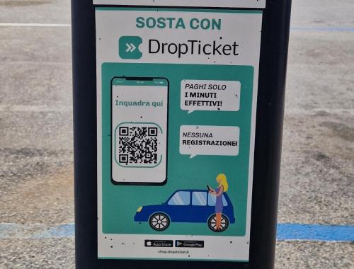 a sign on a parking meter with a car at 32Venti Comfort Apartments Trapani in Trapani