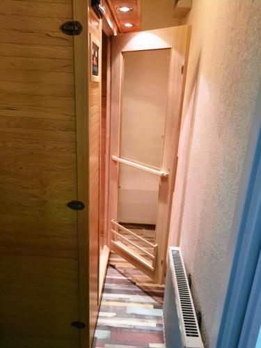 a hallway with an open door in a room at Veluwe Flow in Epe