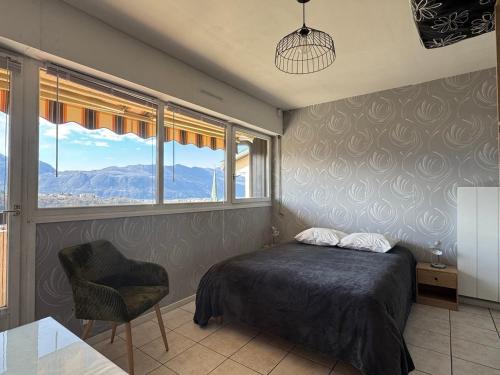 une chambre avec un lit, une chaise et des fenêtres dans l'établissement Studio douillet près des Thermes avec parking privatif - FR-1-555-97, à Aix-les-Bains