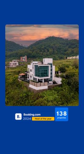 una imagen de un edificio en medio de un campo en EKOSTAY Gold - Gravity Villa, en Lonavala
