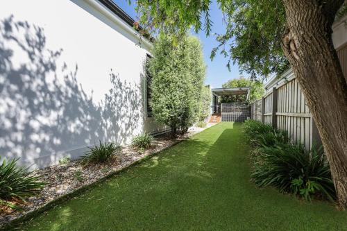 a yard with green grass and a fence at 3 bdrm house in CBD sleeps 6 in Warrnambool