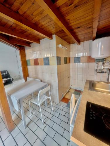 une cuisine avec une table, un évier et un comptoir dans l'établissement Central Studio - Alsace Lorraine & Train station - Prime Location Near All Amenities, à Grenoble