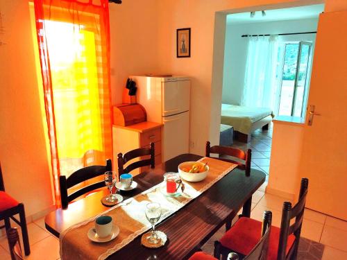 Un comedor con una mesa y un refrigerador. en Apartments Boa, en Slatine