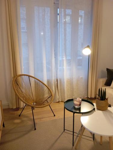 un salon avec une chaise et une table dans l'établissement Véronique et David, à Vichy