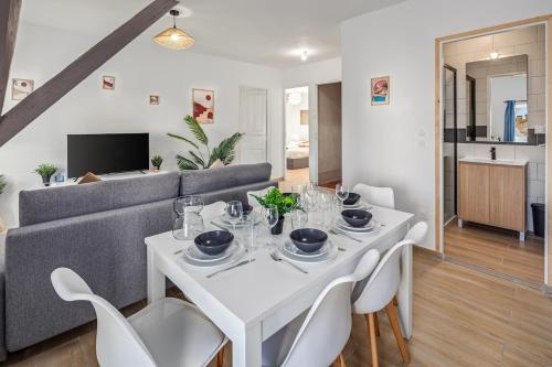 une salle à manger avec une table et des chaises blanches dans l'établissement Charming T4 - Cosy Air Conditioning, à Béziers