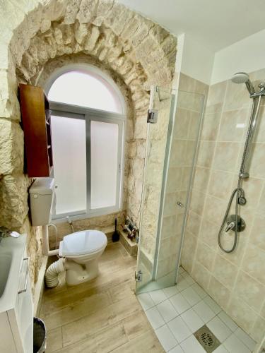 Un baño de Christian Quarter Studio I
