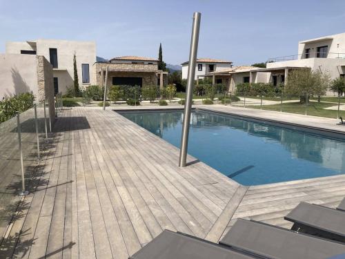 une piscine devant une maison dans l'établissement tianau, à Lecci