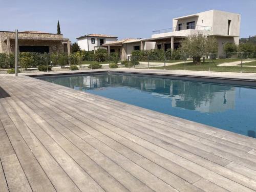 une piscine devant une maison dans l'établissement tianau, à Lecci