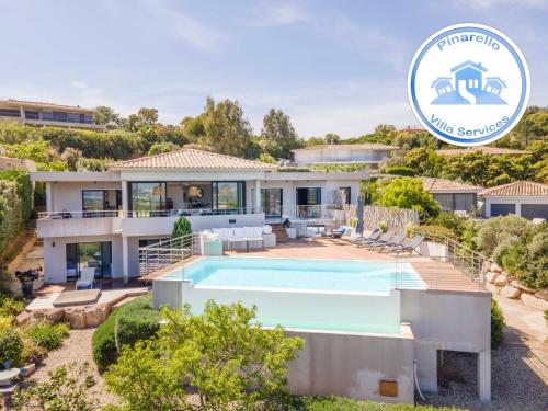 une villa avec piscine devant une maison dans l'établissement alba, à Pinarellu