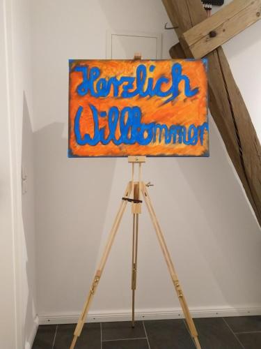 a sign on top of a tripod at Ferienwohnung im Mittelpunkt in Nortorf