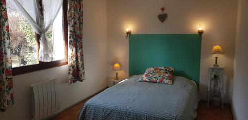 - une chambre avec un lit avec une tête de lit verte et 2 fenêtres dans l'établissement Maison, grand jardin, lac 8 min à pied, piste cyclable, 6 couchages, à Sévrier
