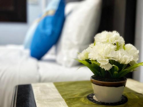 Giường trong phòng chung tại Cherish House