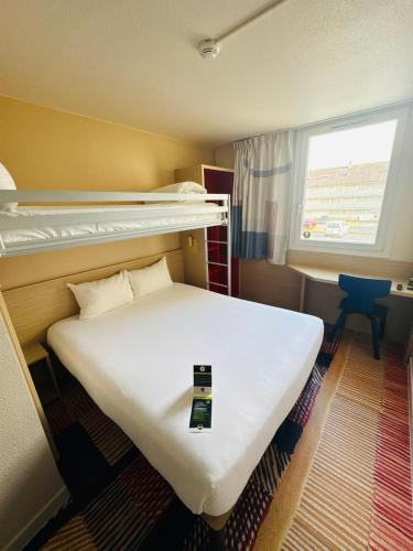 Cette petite chambre comprend un lit et des lits superposés. dans l'établissement B&B HOTEL Saint-Witz Roissy, à Saint-Witz