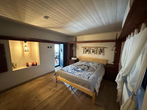 Katil atau katil-katil dalam bilik di Togo iztuzu Stonehouse-3