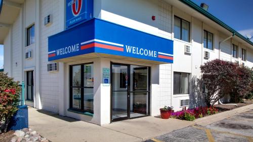 a welcome sign on the front of a hotel at Motel 6-Normal, IL - Bloomington Area in Cardinal Court