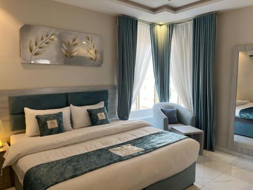a bedroom with a large bed and a window at شقق لؤلؤة الصفا للشقق المخدومة-اقتصادي Luluat Alsafa Apartments in Jeddah