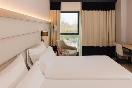 Postel nebo postele na pokoji v ubytování Sercotel Amistad Murcia