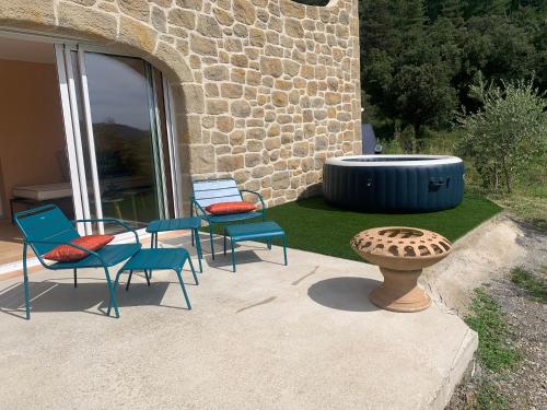 Gîte Puy de la Blacheにあるパティオまたは屋外エリア
