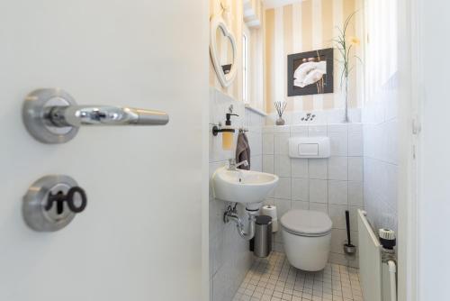 Koupelna v ubytování Komfort-Ferienhaus Gröschke Chr-Westphal-Str 17 APPARTO Grömitz
