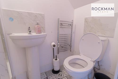 O baie la Twelve Cromwell - FREE PARKING - Spacious 3 Bedroom Contractor Home - Central Grays Close to Station and Shops - Fast Wi-Fi - Long Term Stays