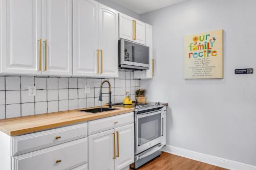 Kuchyň nebo kuchyňský kout v ubytování Fairmount Art Museum Center City Suites