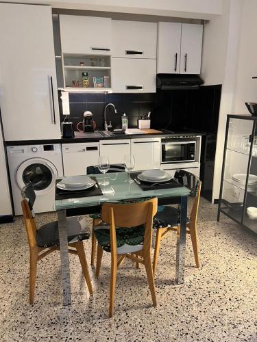 - une cuisine avec une table, 2 chaises et une cuisinière dans l'établissement T2 Joliette, à Marseille