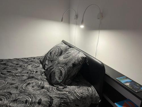 - un canapé avec un oreiller dans l'établissement T2 Joliette, à Marseille