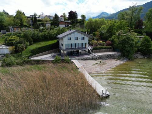 Villa pieds dans l'eau du Lac du Bourget