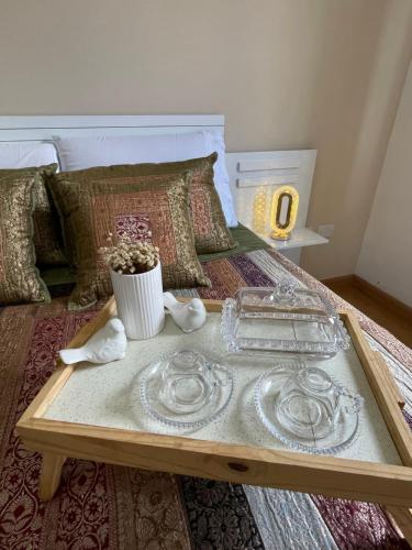 a bed with a tray on top of it at Apartamento Vista da Serra in Poços de Caldas