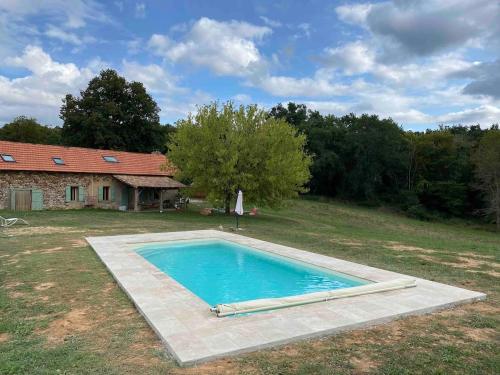 une piscine dans une cour à côté d'une maison dans l'établissement Spacious Family Home with Private Pool, Garden and Forest, Dordogne Countryside, à Cause-de-Clérans