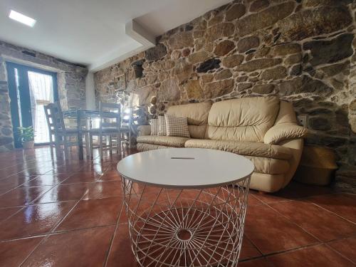 a living room with a couch and a table at Casa Laxeira in Tabagón