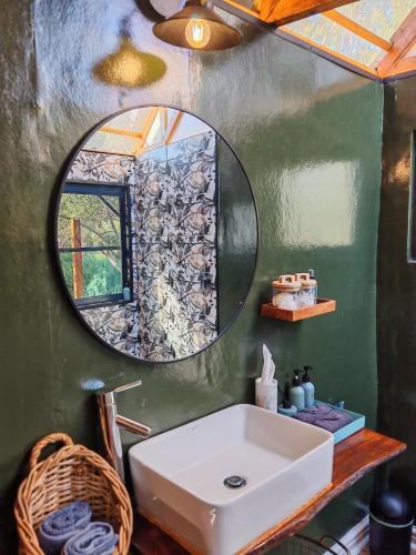 Ένα μπάνιο στο Riverside Glass Cabin Franschhoek