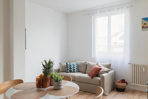 un salon avec un canapé et une table dans l'établissement T2 Evasion des 24h - Le Mans, au Mans