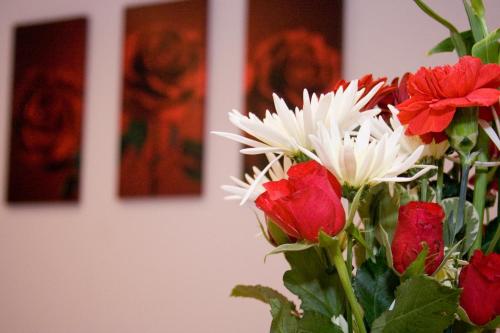 a bouquet of red and white flowers in a vase at The Wheatsheaf in Crick