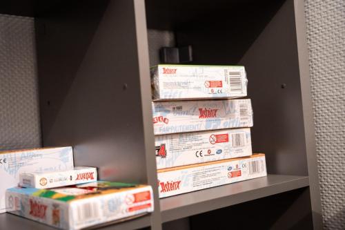 une pile de caisses à pizza assises sur une étagère dans l'établissement Ti Marie Thérèse, à Fouesnant