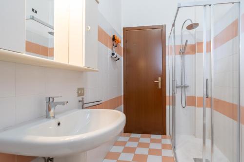 Koupelna v ubytování Large family apartment in a fresh area of Lecco