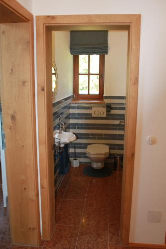 Bilik mandi di VILLA SEEBERG - by "Schloss Gessenberg" luxurious vacation home with lake and mountain views, suitable for families