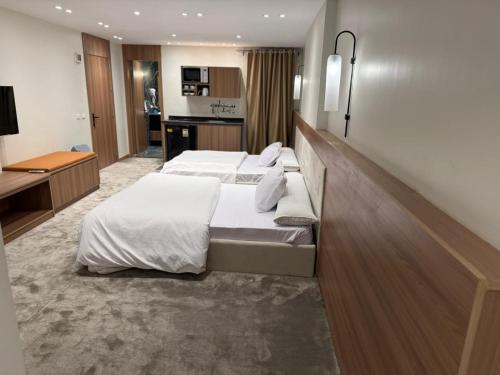 Una cama o camas en una habitación de SAKAN Studios