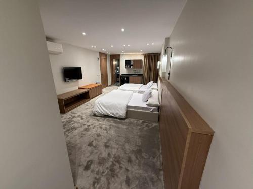 Una cama o camas en una habitación de SAKAN Studios